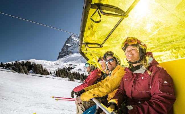 Skifahren in Grindelwald mit Sessellift: Freude und Schnee im Winter mit Freunden