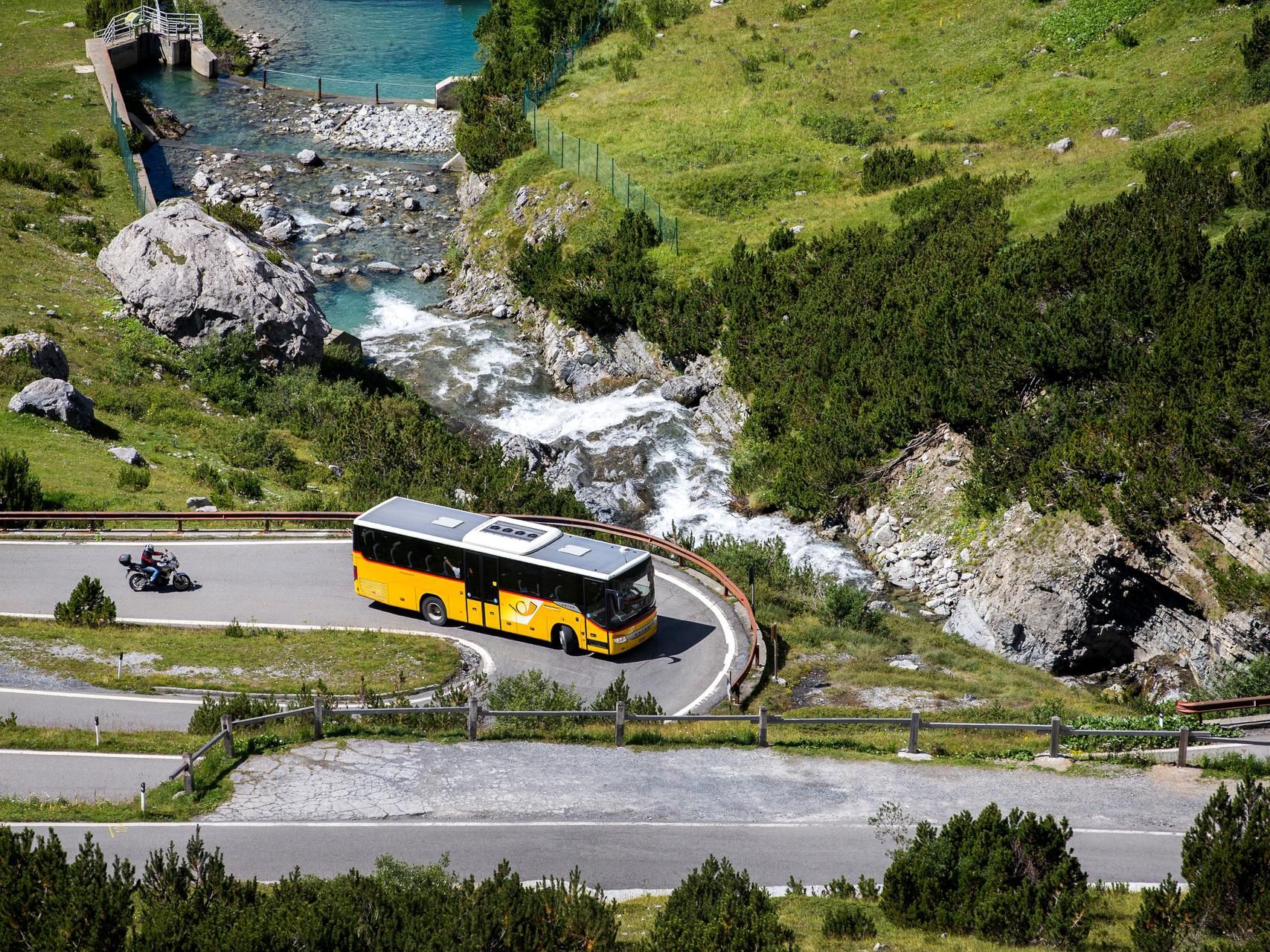 حافلة بوست أوتو على خط ستيلفيو تسير في أروع المناظر الطبيعية مع إطلالات جبيلة مذهلة وطبيعة خضراء.