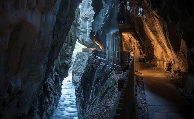 Taminaschlucht con sendero y roca