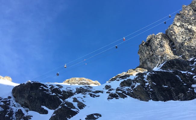 Titlis Xpress: imponująca jazda kolejką linową nad śniegiem i skałami w Engelbergu, idealna na zimowe przygody.