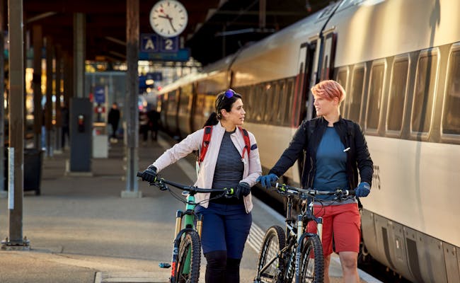 Passengers with bicycles (Photo: © SBB CFF FFS)