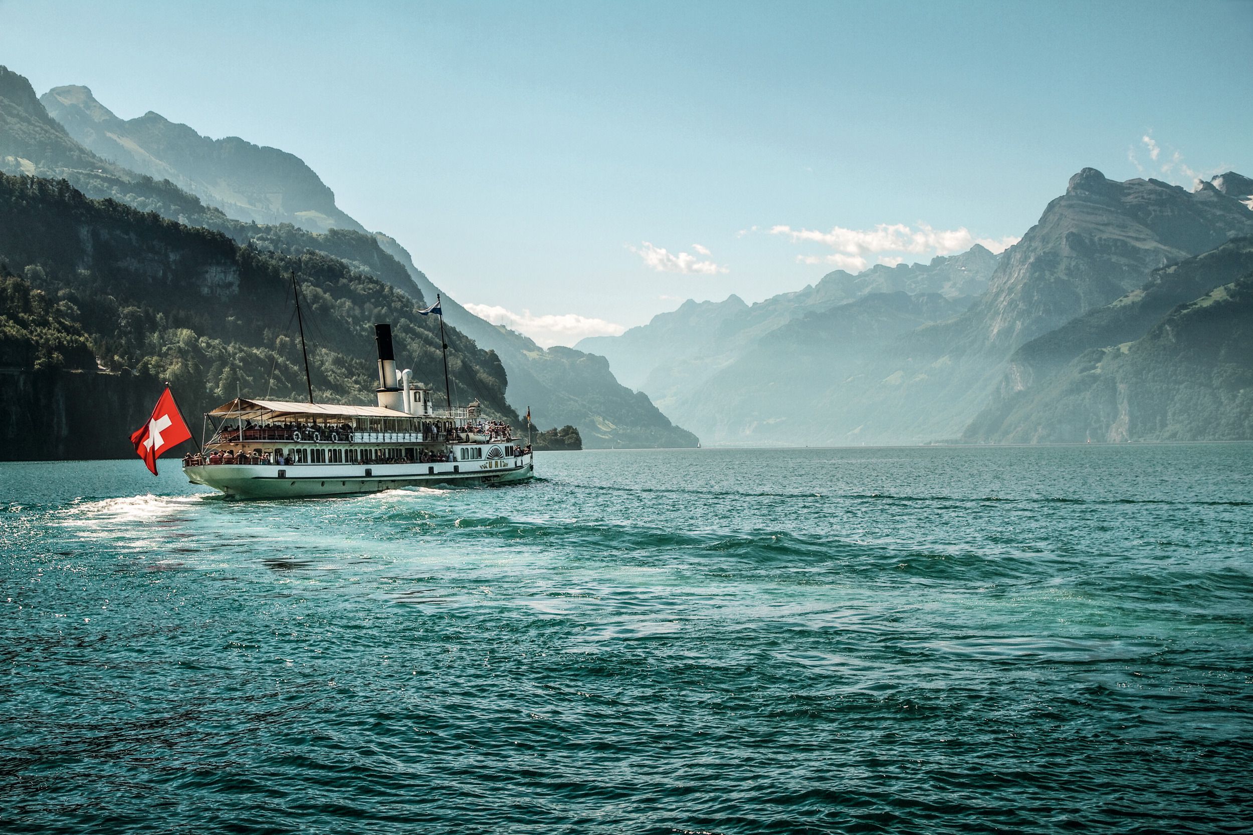 Zwemtocht op het Vierwaldstättersee met uitzicht op bergen en natuur, ideaal voor een zomerse uitstap.