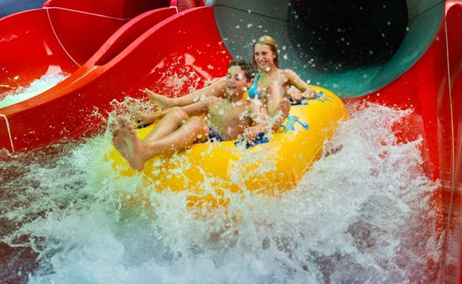 Skluzavky v Splash and Spa s pneumatikou, vodní zábava v atrakcím parku