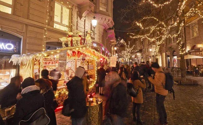 Escape Game Zürich, weihnachtliche Stimmung, festlich dekorierter Stand, Menschenmenge