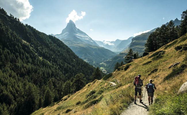 Wandern bei Zermatt mit Blick auf Matterhorn (Foto: Schweiz Tourismus)