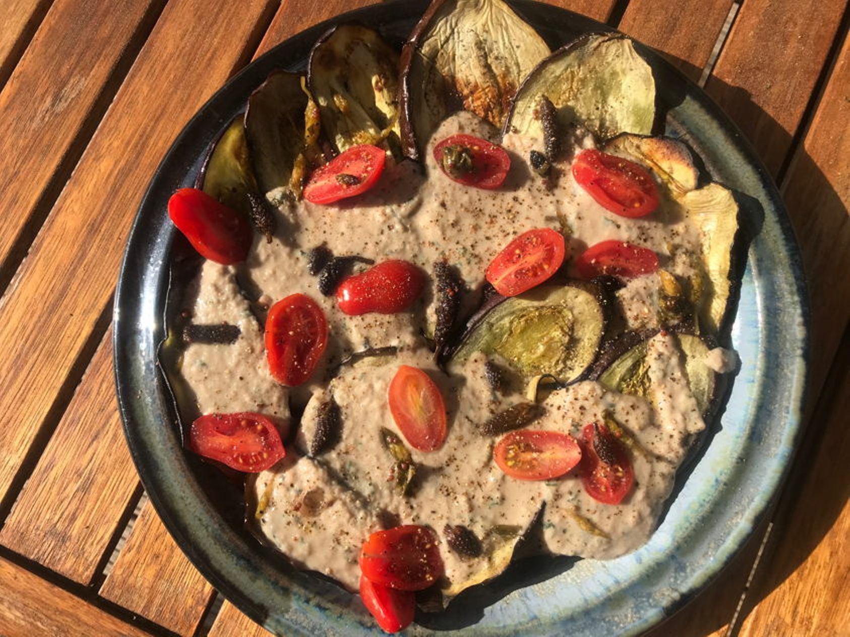 Typisk schweizerkøkken med auberginer, tomater og sovs.