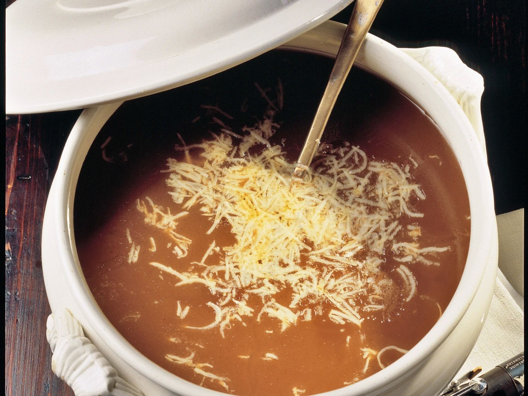 Basler moučník z mouky s roztaveným sýrem na hlubokém talíři.