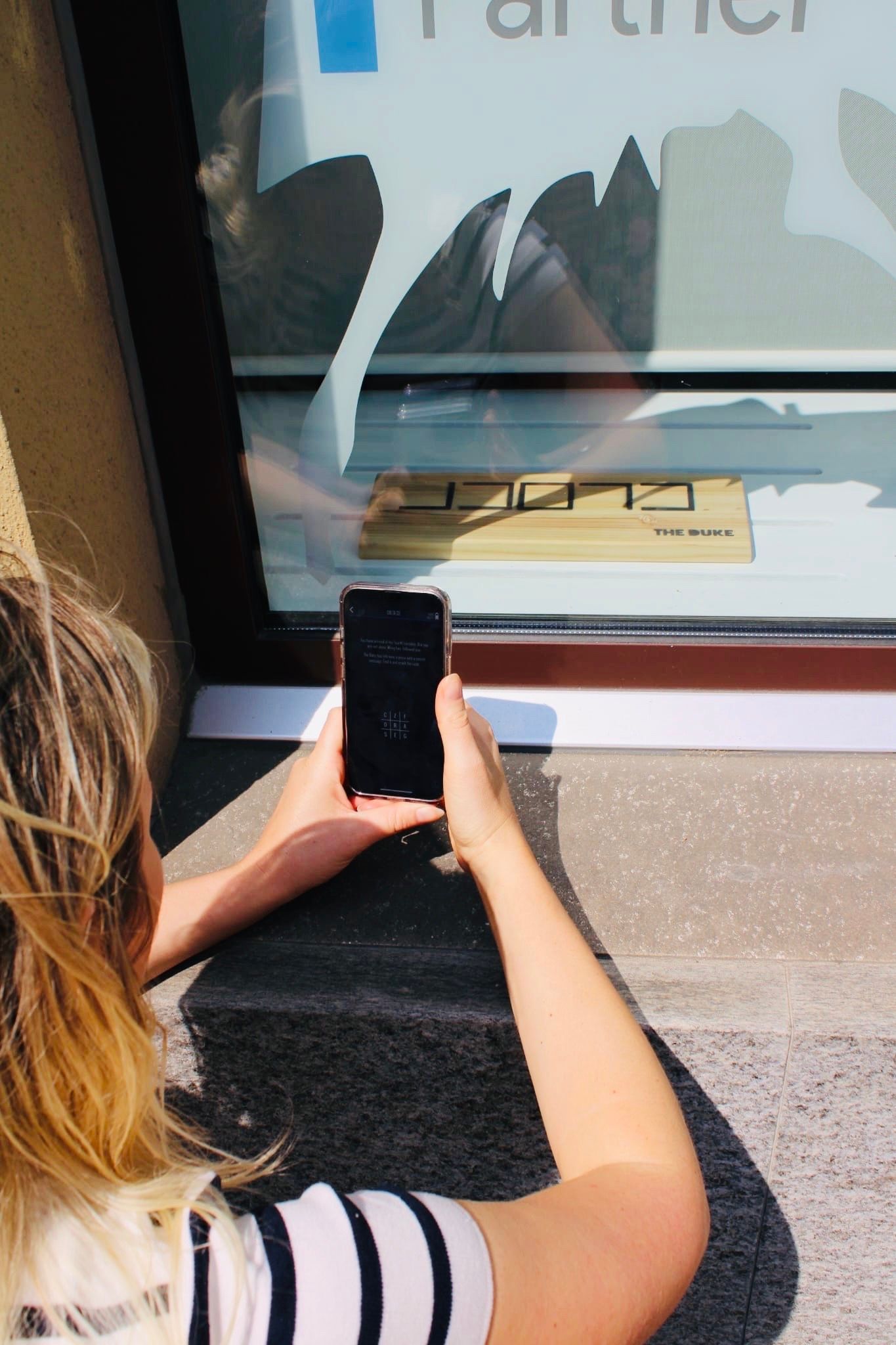 Sato Code Lugano: Person nutzt Handy zur Interaktion mit digitalem Werkzeug.