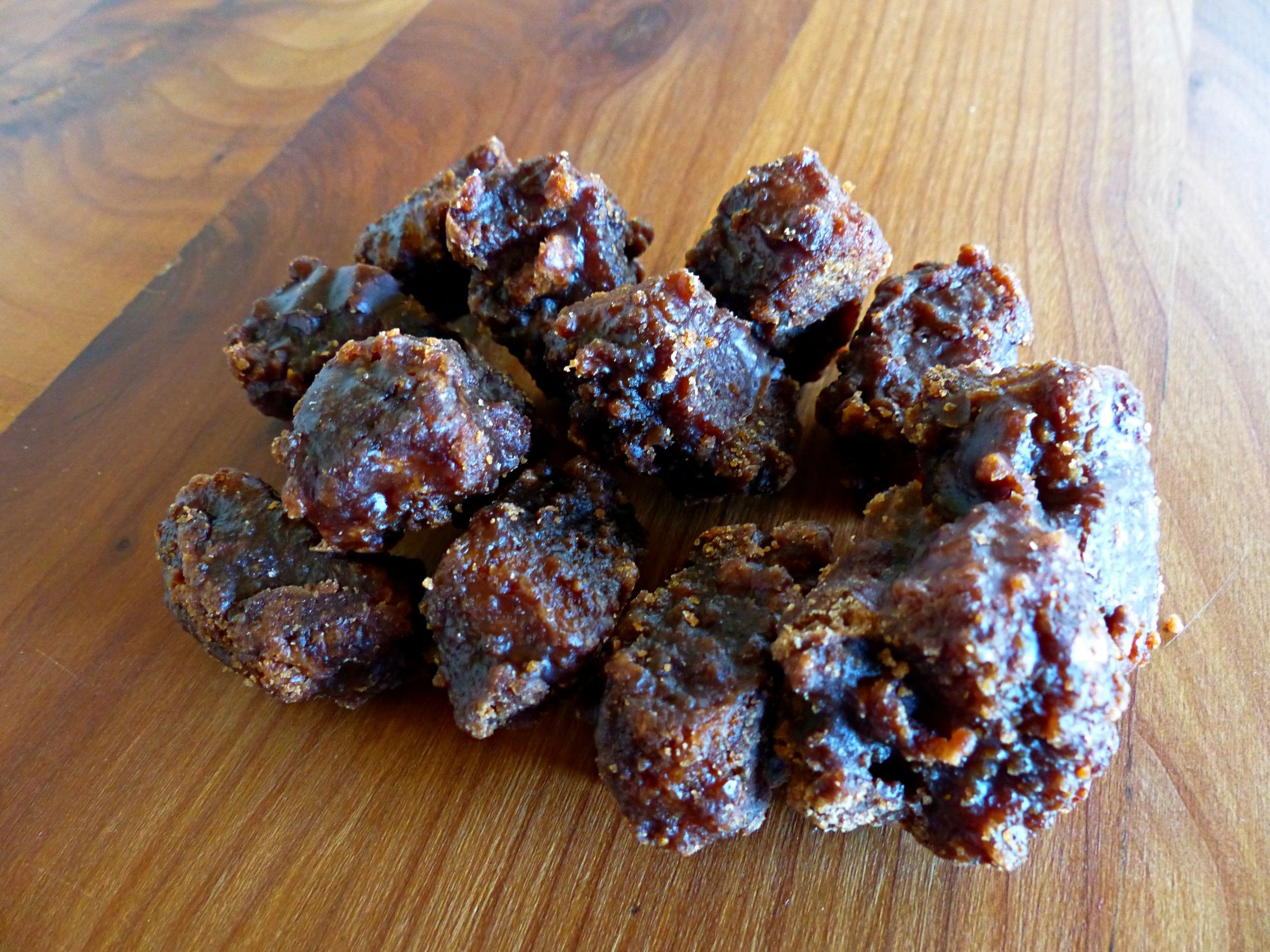 Magenbrot na dřevěném povrchu, viditelné kousky, nepravidelný tvar