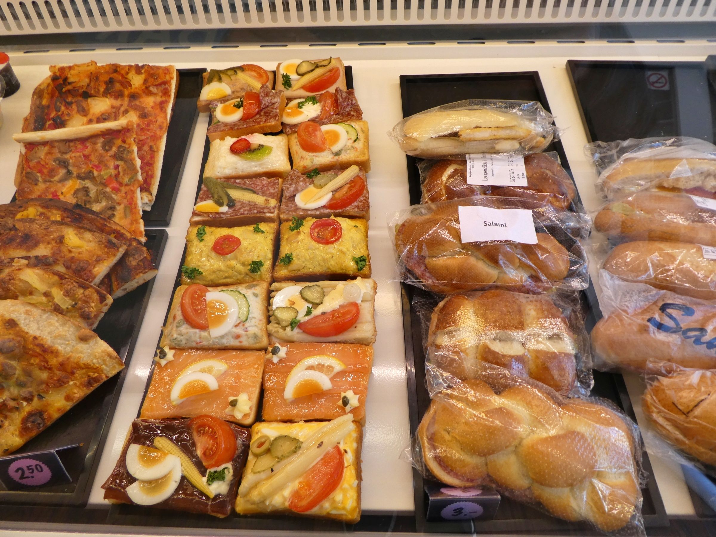 Panetteria: Prodotti da forno convenienti all'Ässbar con una varietà di snack e ingredienti freschi.