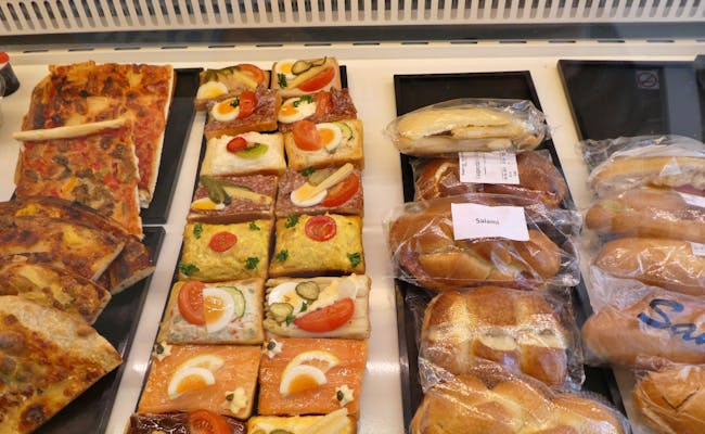All'Ässbar puoi trovare prodotti da forno a buon prezzo (Foto: Seraina Zellweger)