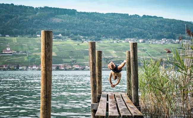 Passerelle au bord du lac de Bienne (photo : Suisse Tourisme)