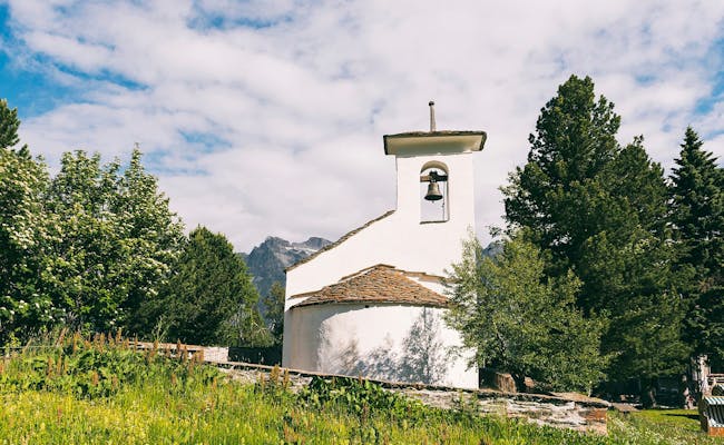 Bergkirche Fex umgeben von Bäumen in den Alpen