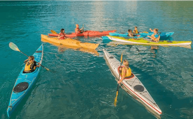 La famiglia in kayak si gode gli sport acquatici sul Lago di Brienz