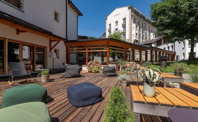 Terras van de Schweizerhof in Lenzerheide met gezellige zitmeubels.