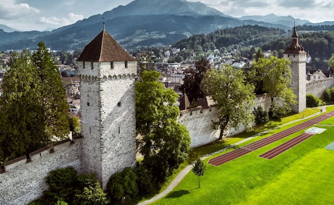 City wall in Lucerne (Photo: Switzerland Tourism Beat Brechbuehl)