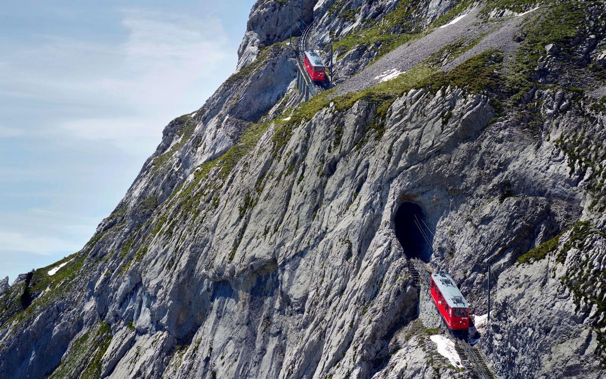 皮拉图斯山缆车穿过山隧道