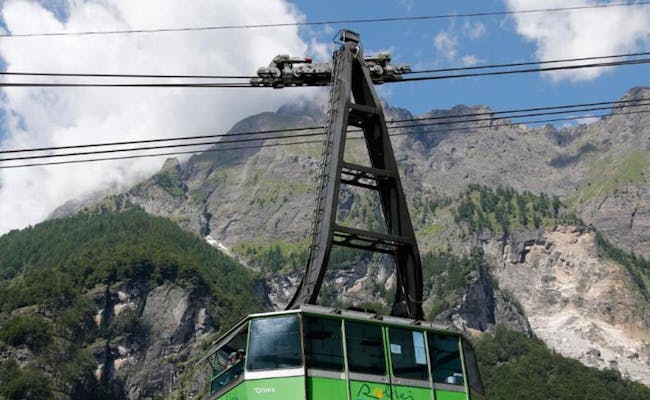Seilbahn San Carlo Robiei fährt durch Berglandschaft