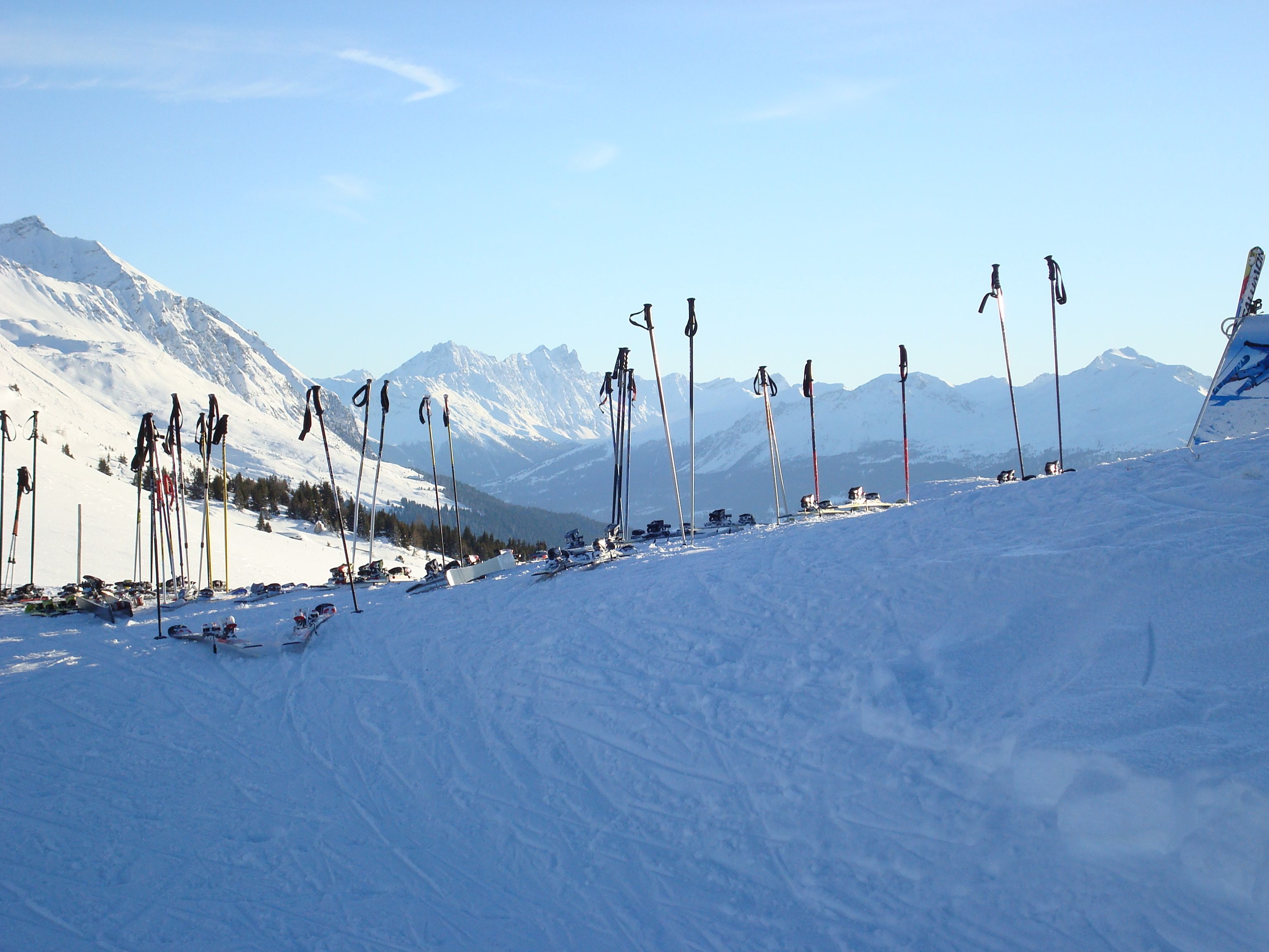 เล่นสกีที่สวิตเซอร์แลนด์ด้วยไม้เท้าสกีท่ามกลางภูเขาที่มีหิมะปกคลุม.