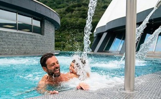Bazény Splash and Spa s postřikující vodou a usmívajícími se lidmi.