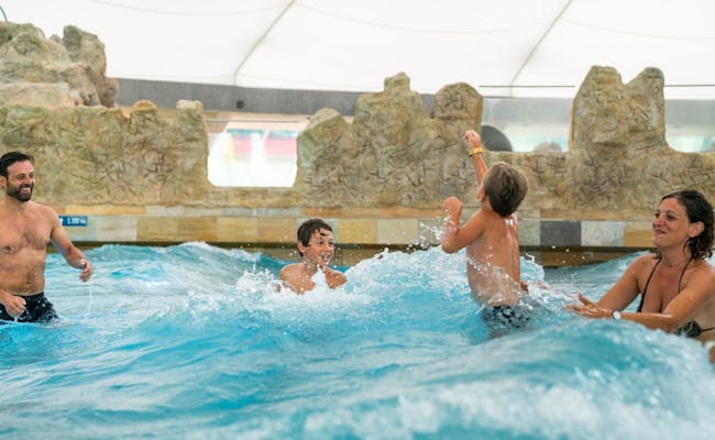 Splash and Spa bazény s dětmi ve vodě při hře