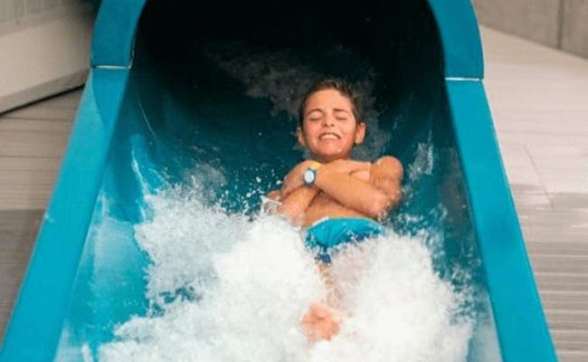 Vodní skluzavka Splash and Spa s dítětem ve vodě