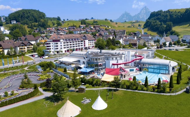 حدائق الألعاب المائية في Swiss Holiday Park مع منزلقات عملاقة وطبيعة