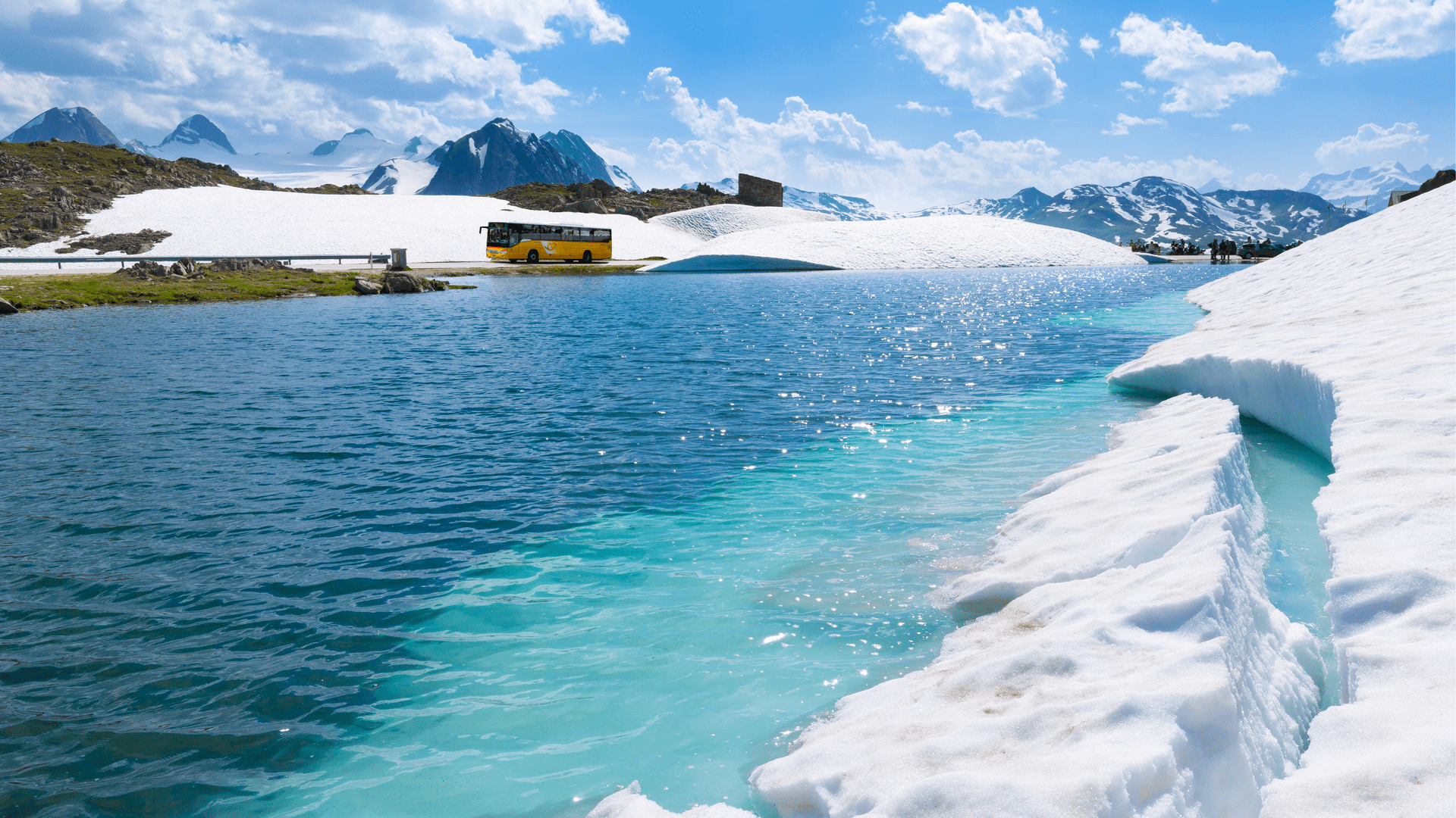 نُوفنِن بَاس: حافلة بريد بجانب مناطق مغطاة بالثلوج ومياه تركوازية، مثالي لعشاق الطبيعة.