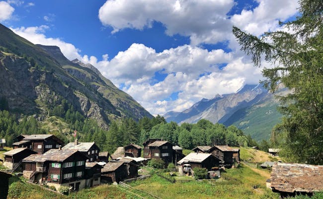 Villaggio di Zermatt: paesaggio idilliaco con chalet tradizionali circondati da montagne impressionanti.