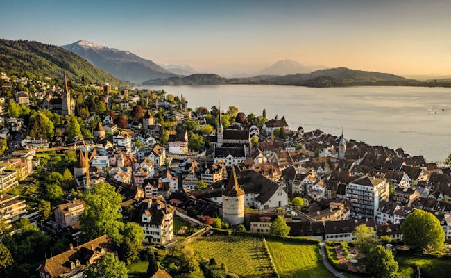 Zug: pintoresca ciudad en el lago de Zug, rodeada de montañas y naturaleza en verano.