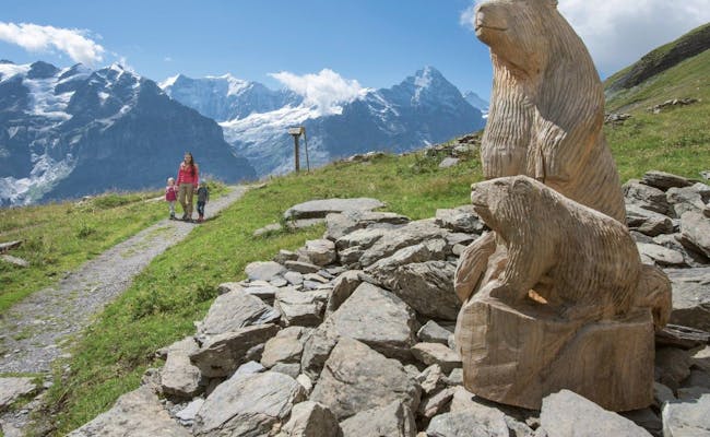 Trilho dos Marmotas: As crianças exploram a natureza nas montanhas altas de Grindelwald.
