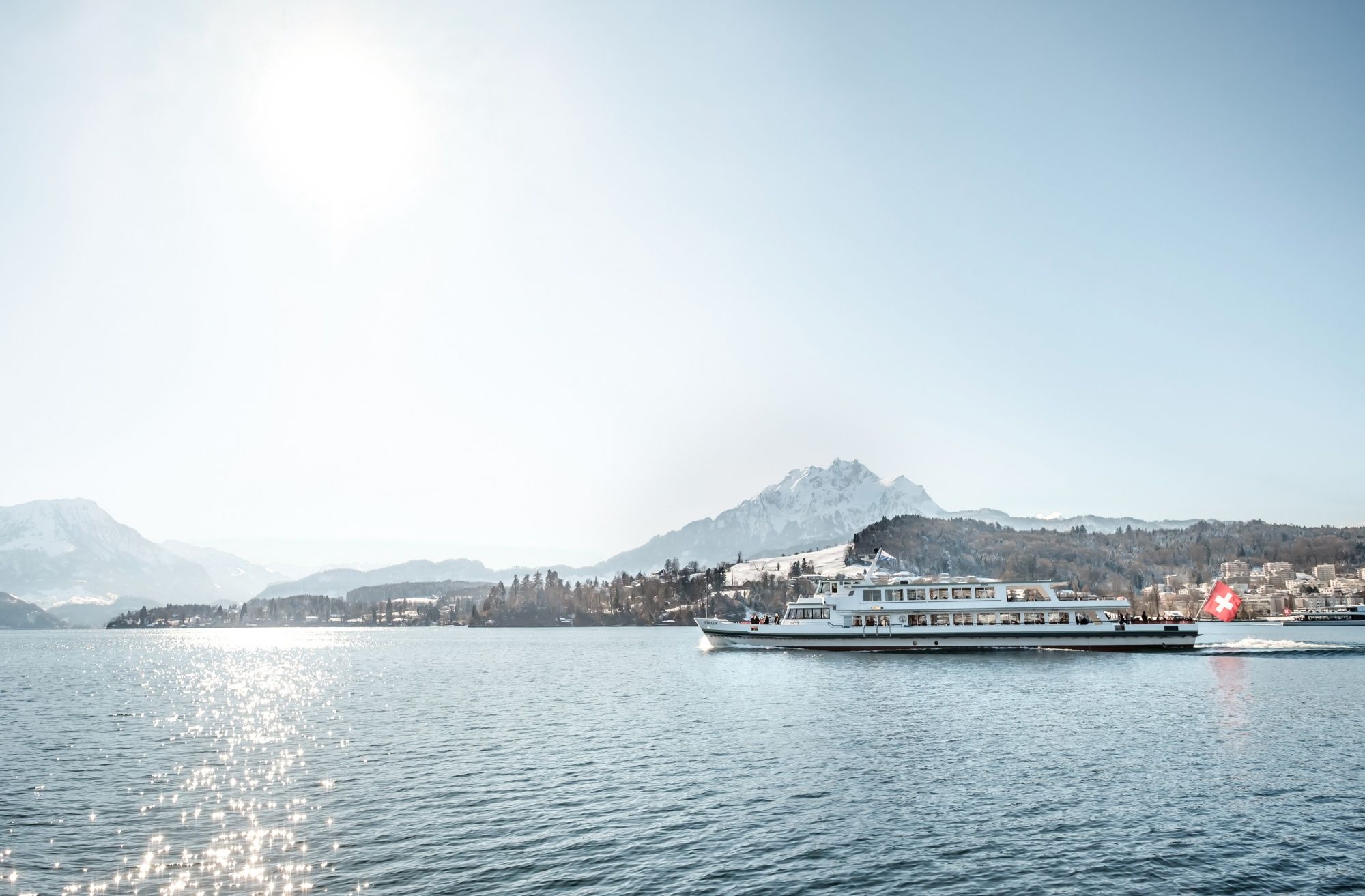 Båttur på en klar sjö med fjäll i bakgrunden, perfekt för natur- och äventyrsälskare.