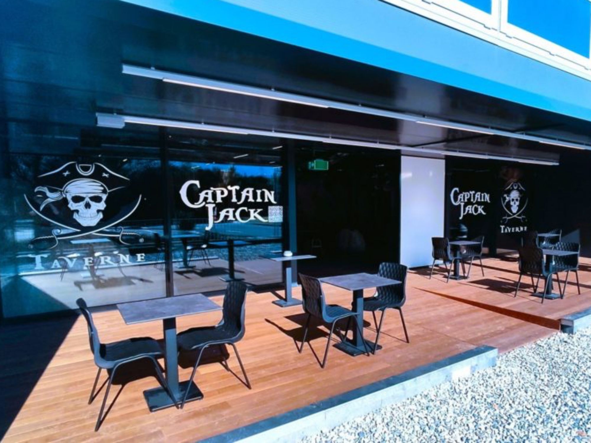 Barnlekplats i Martigny: fantastiska utomhusbord för barnaktiviteter under den blå himlen.