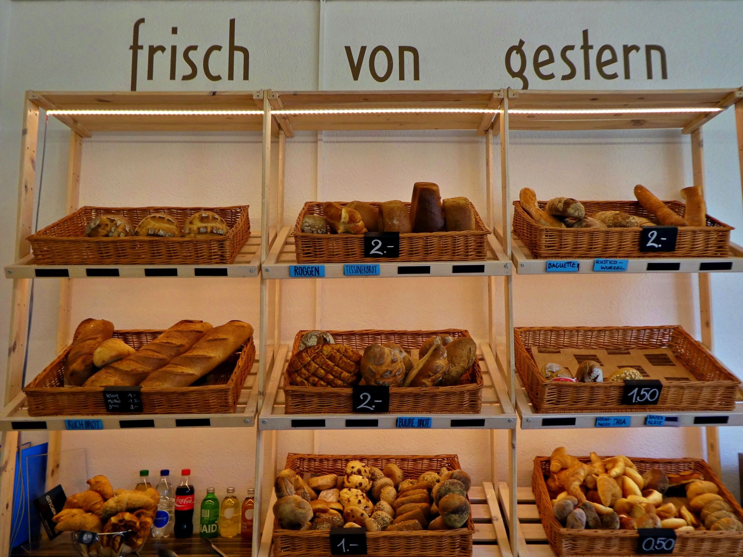 Pane fresco: Varie specialità da forno in un'offerta deliziosa, fresche di ieri in una panetteria.