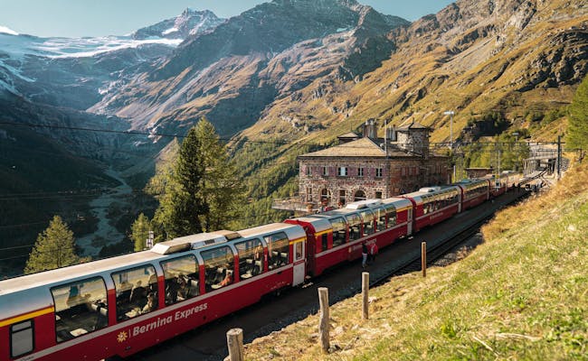 Bernina Express op de Alp Grüm. Beleef de indrukwekkende natuur en de majestueuze bergen van Zwitserland.