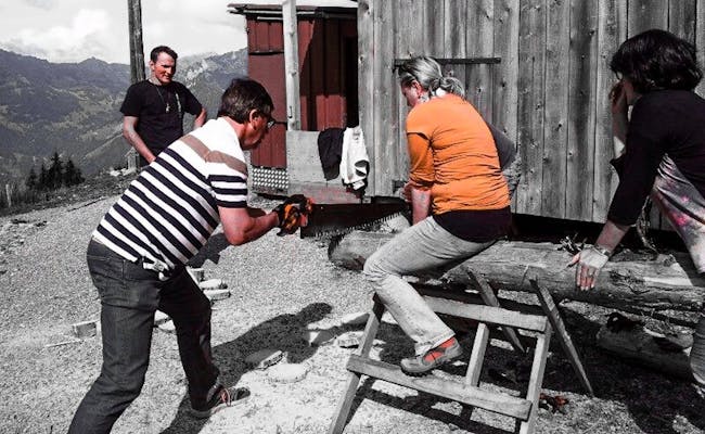 Bauernolympiade 2023: Holzschneiden in den Bergen, Teilnehmer aktiv