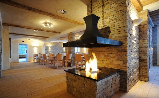 Górski hotel Truebsee: Przytulna restauracja z kominkiem i dużą ilością miejsc siedzących w Alpach