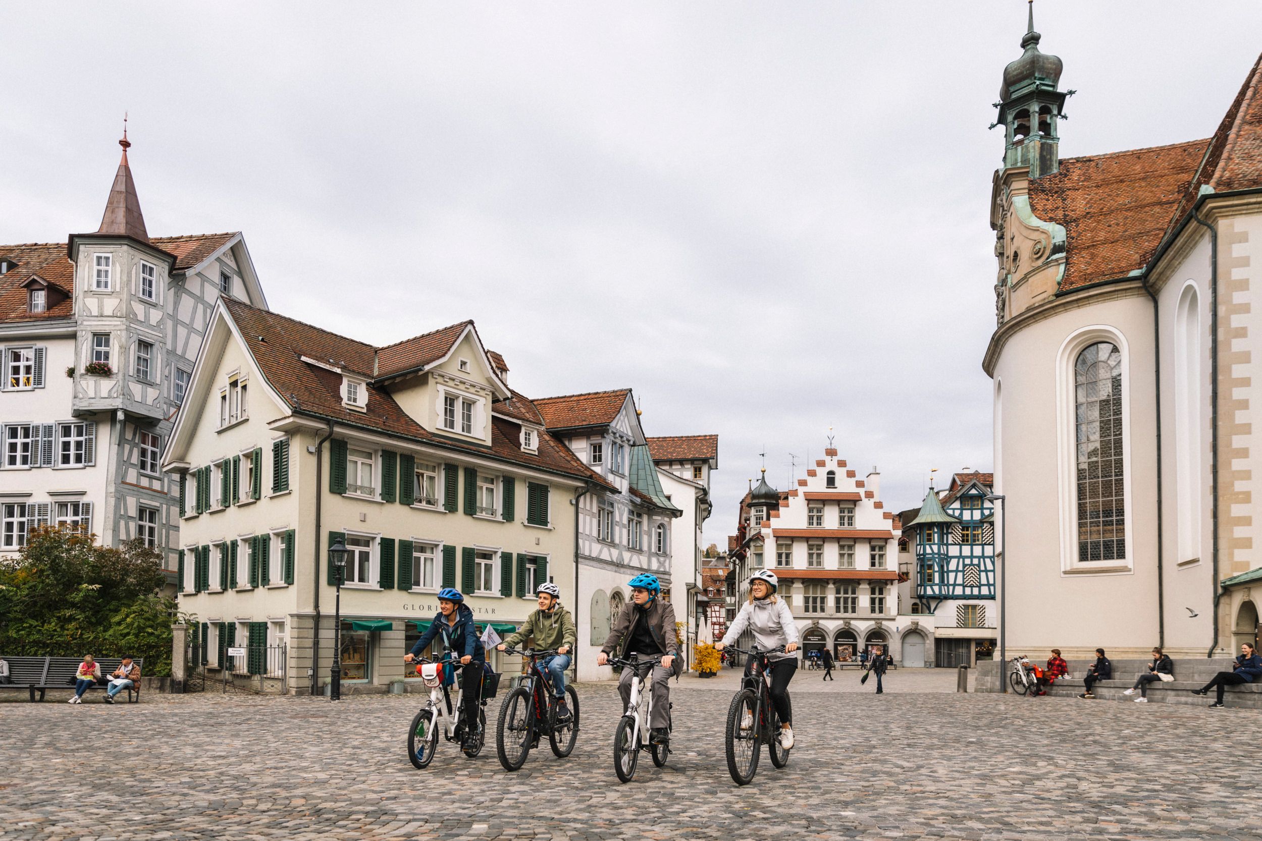 Tour de E-Bike em St. Gallen, explora a cidade com amigos, arquitetura histórica e aventura de bicicleta.