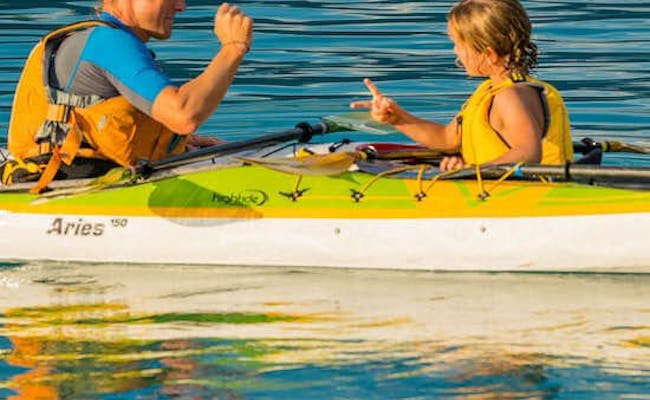 Gita di famiglia in kayak sul lago di Brienz, condizioni meteorologiche soleggiate, ambiente idilliaco.