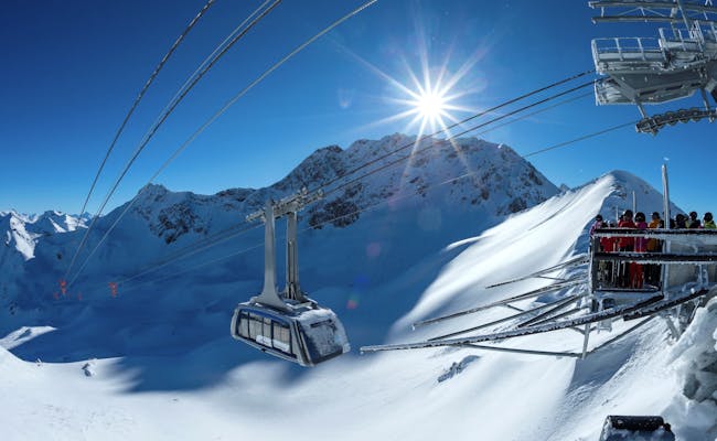 Lenzerheide Winter met kabelbaan, besneeuwde bergen en een heldere lucht