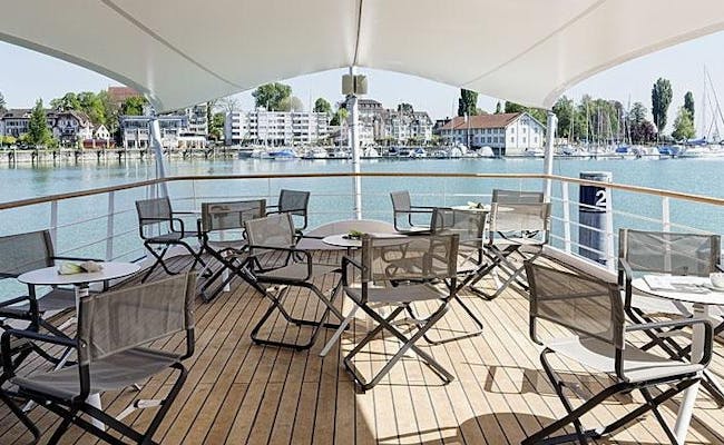Barco MS Santis en el Lago de Constanza con áreas de asientos, ambiente relajado junto al agua