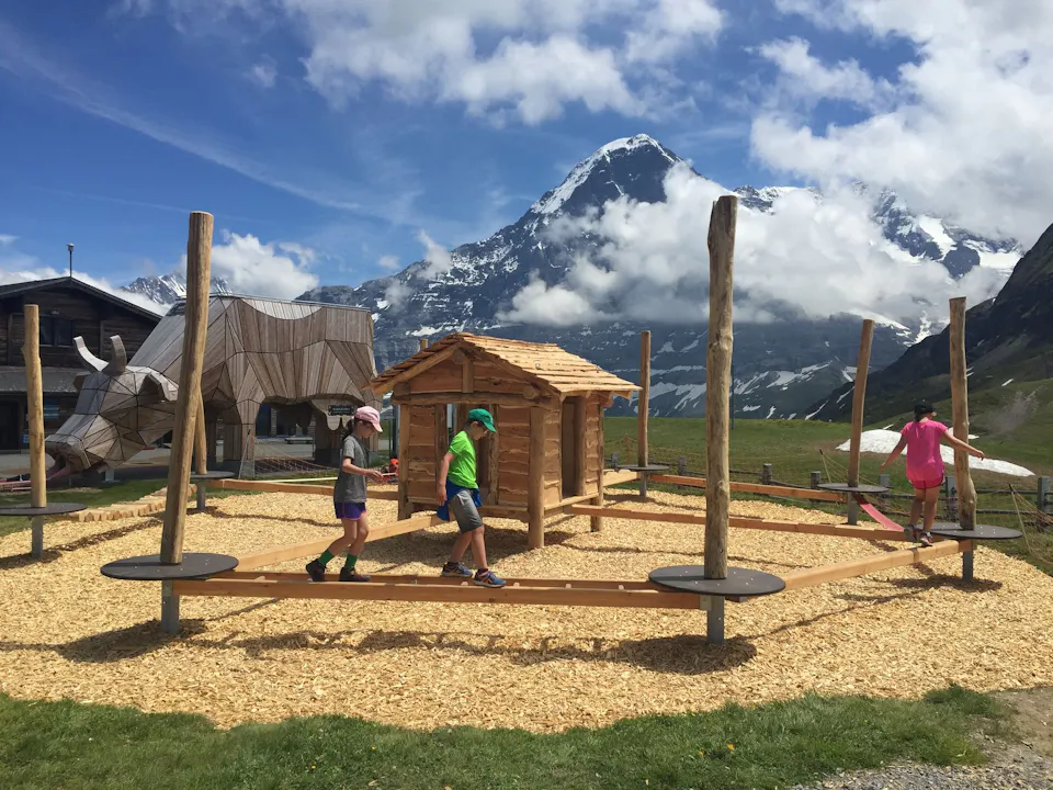 Männlichen Alpiner Spielplatz