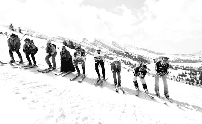 Nostalgie Skirennen in Toggenburg mit Skifahrern in winterlicher Landschaft.