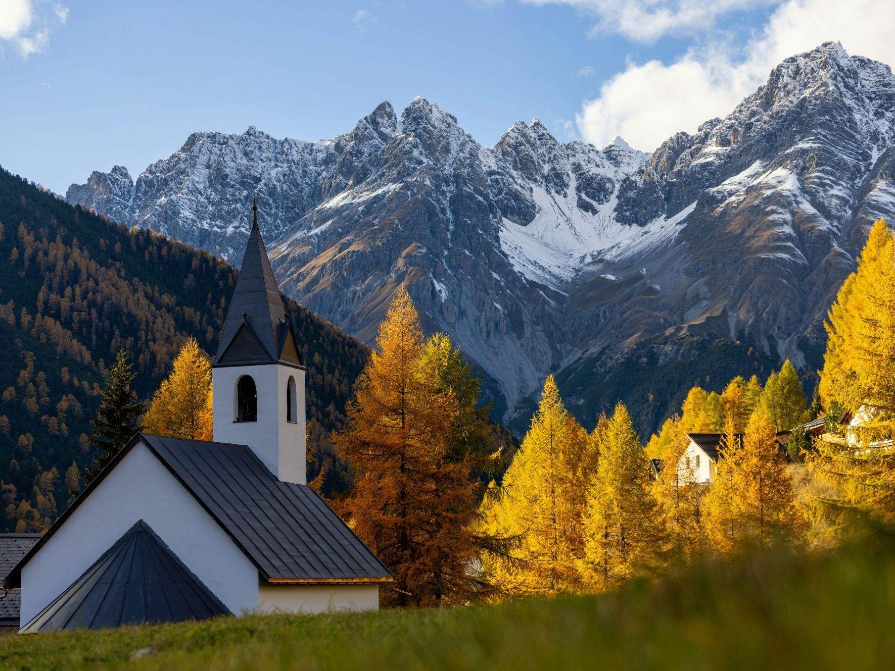 سكوول: منظر طبيعى ساحر يضم جبال وغابات ملونة في الخريف.