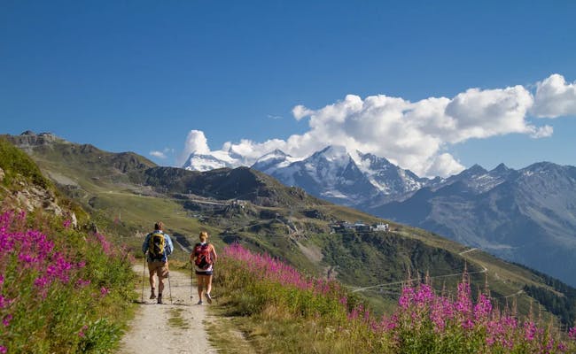 Bergpanorama in Verbier zeigt Wanderer auf Weg