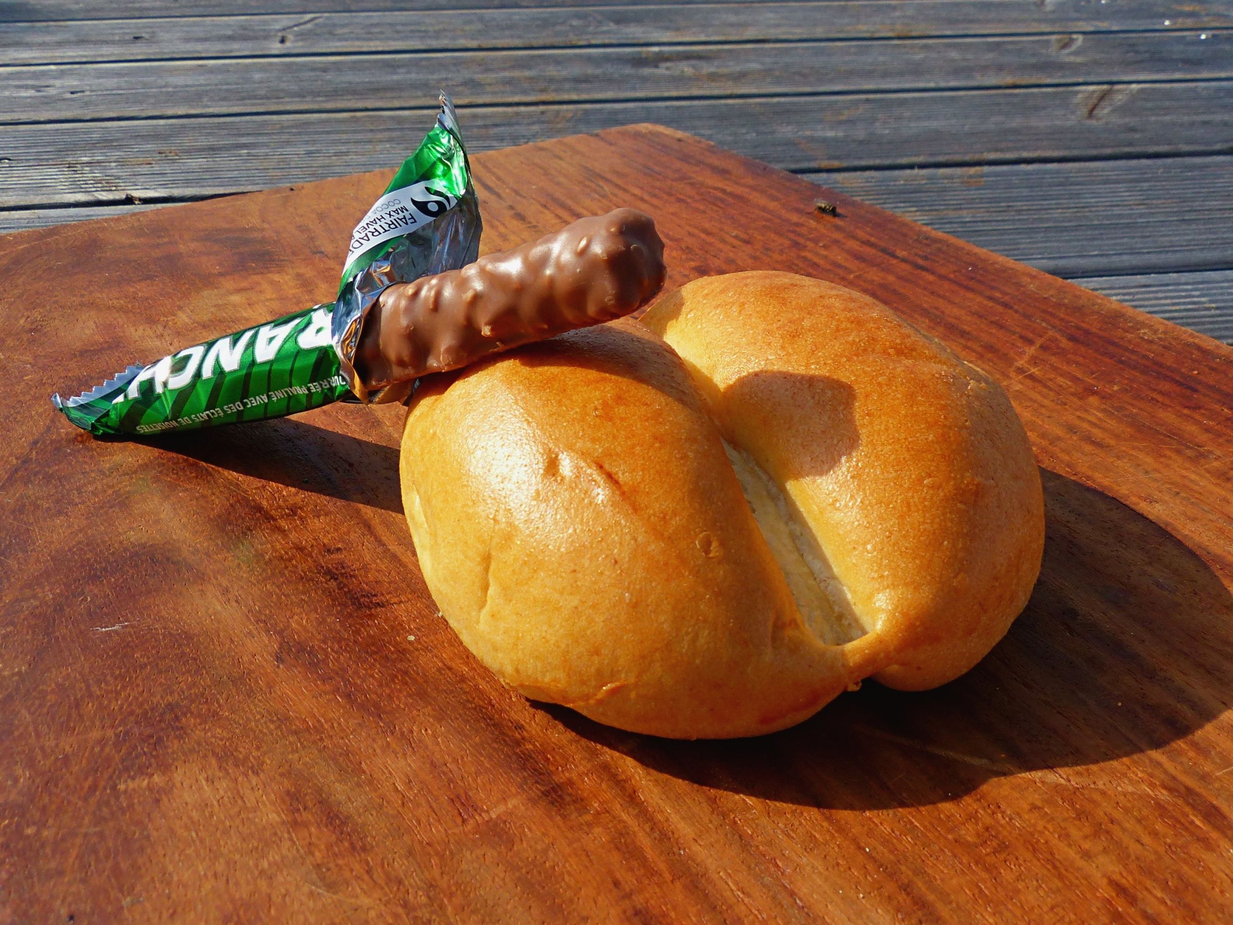 Brügli a Weggli s čokoládou na dřevěném podnosu