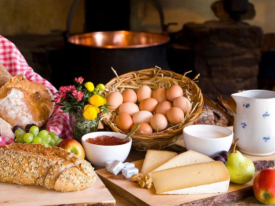 Alpschaukäserei Morteratsch mit Käse, frischen Eiern und Brot