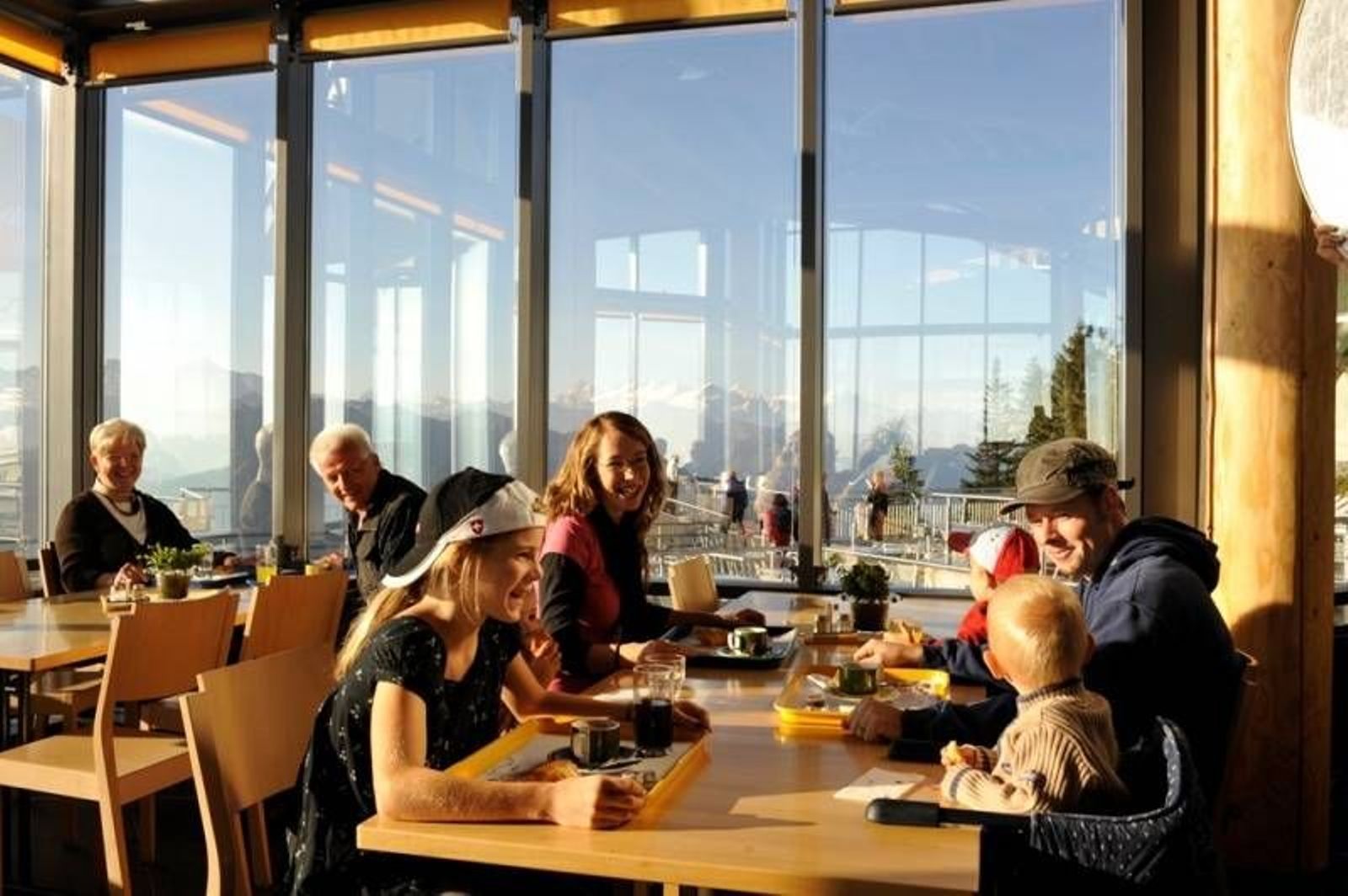 Restaurant Stanserhorn avec vue sur les montagnes, les invités savourent nourriture et boissons