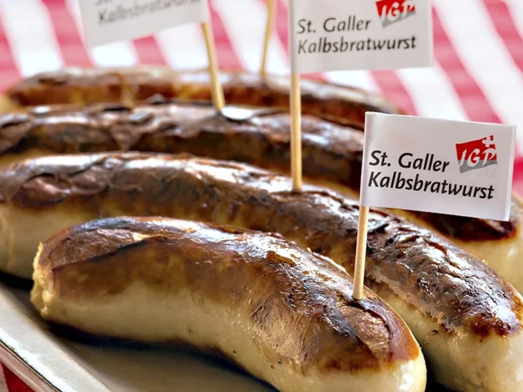 St. Gallen Kalb Bratwurst di atas pinggan, baru digoreng