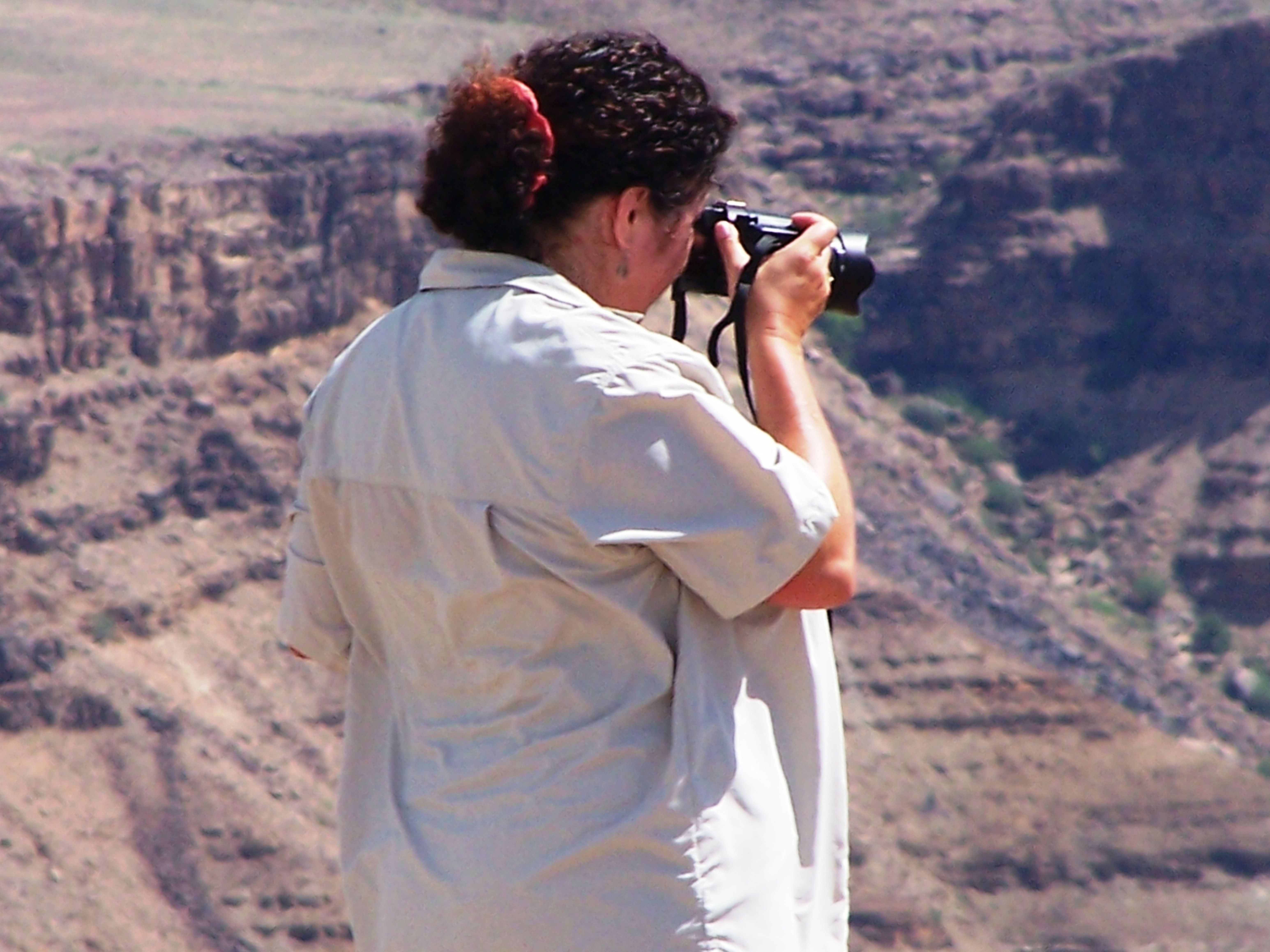 Φαράγγι: Κάθεται φωτογραφίζει επιβλητικά φαράγγια κατά τη φύση της περιπέτειάς της